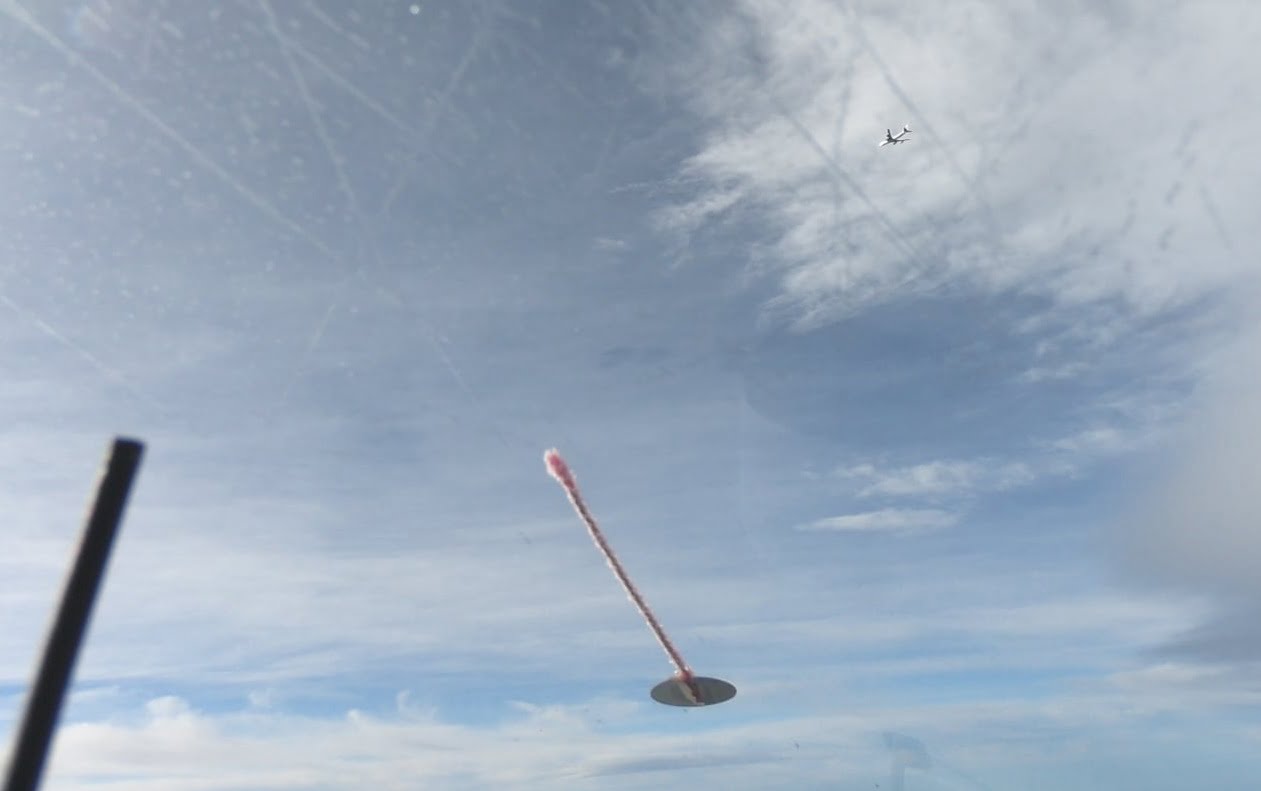 Der Jumbo kreuzt meinen Flugweg nur wenige hundert Meter über mir