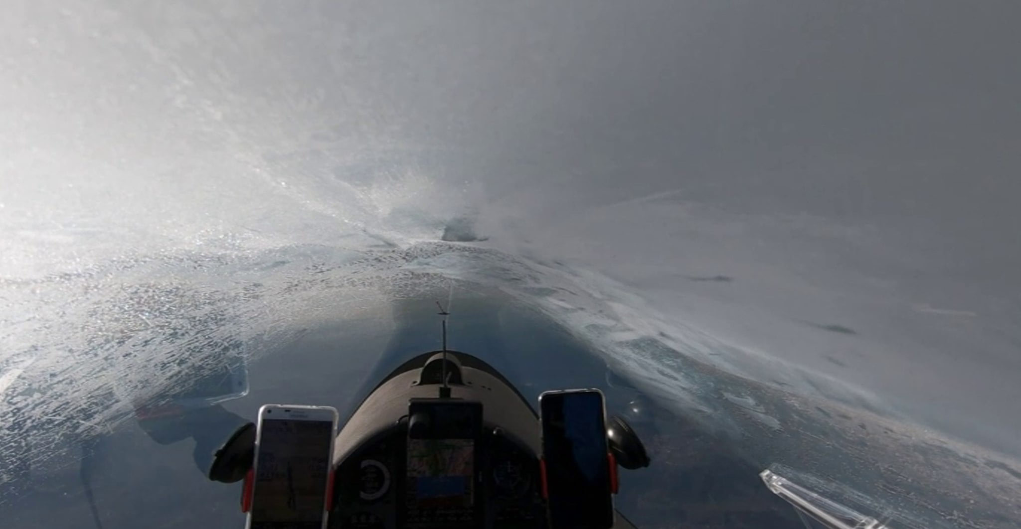 Die Sonne streut ihr Licht in den Eiskristallen, was die Sicht nach außen nicht verbessert