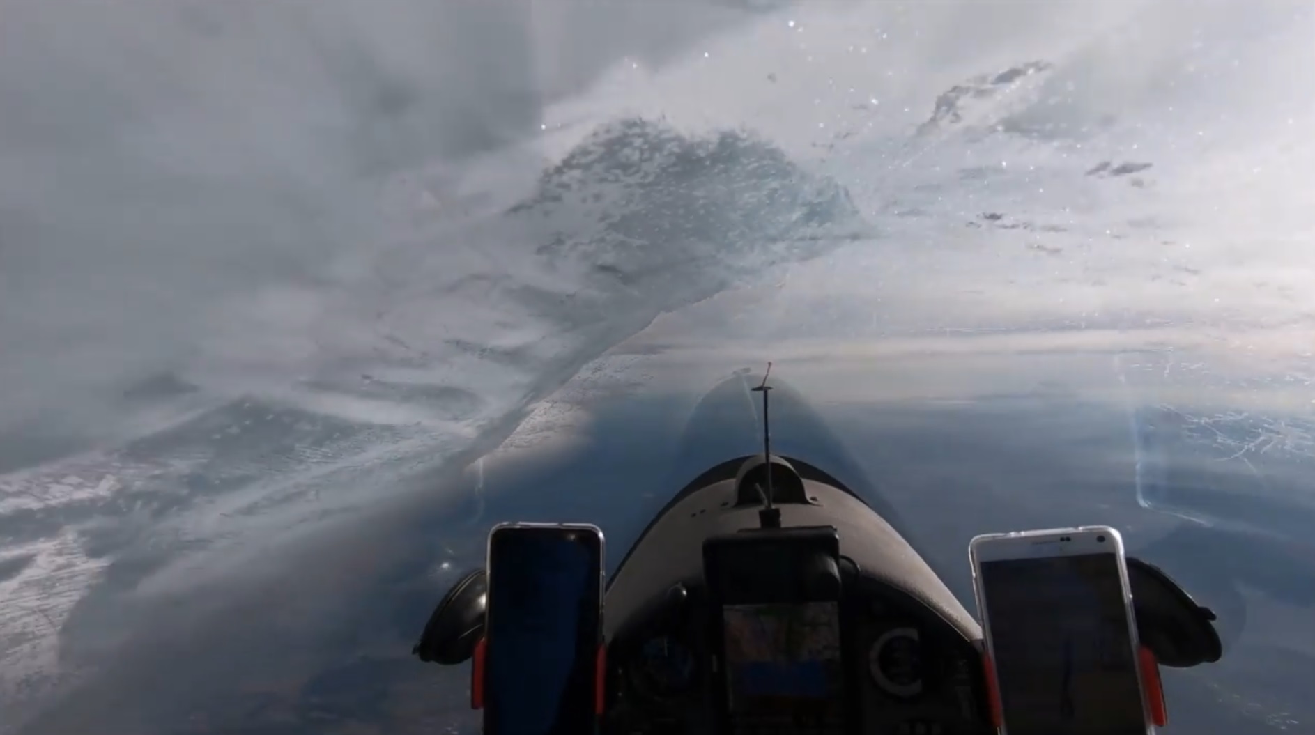 Eis im Cockpit. Diese Aufnahme ist erst entstanden, als die Krise gemeistert war. Aber sie gibt einen Eindruck von dem Geschehen.