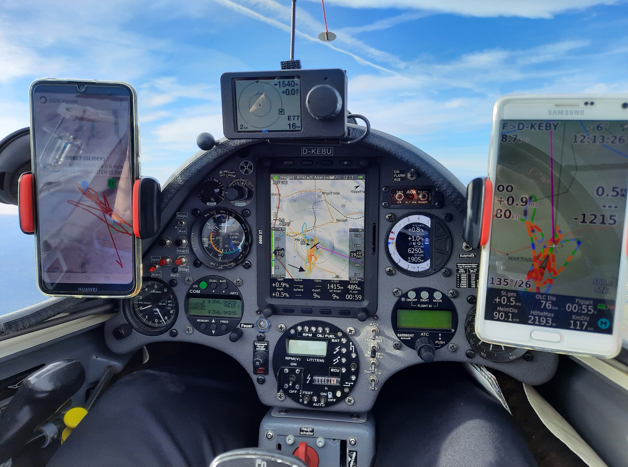 Flugvorbereitung, aktueller Wetterbericht und Satellitenbilder im Flug informieren darüber, wo es hoch geht