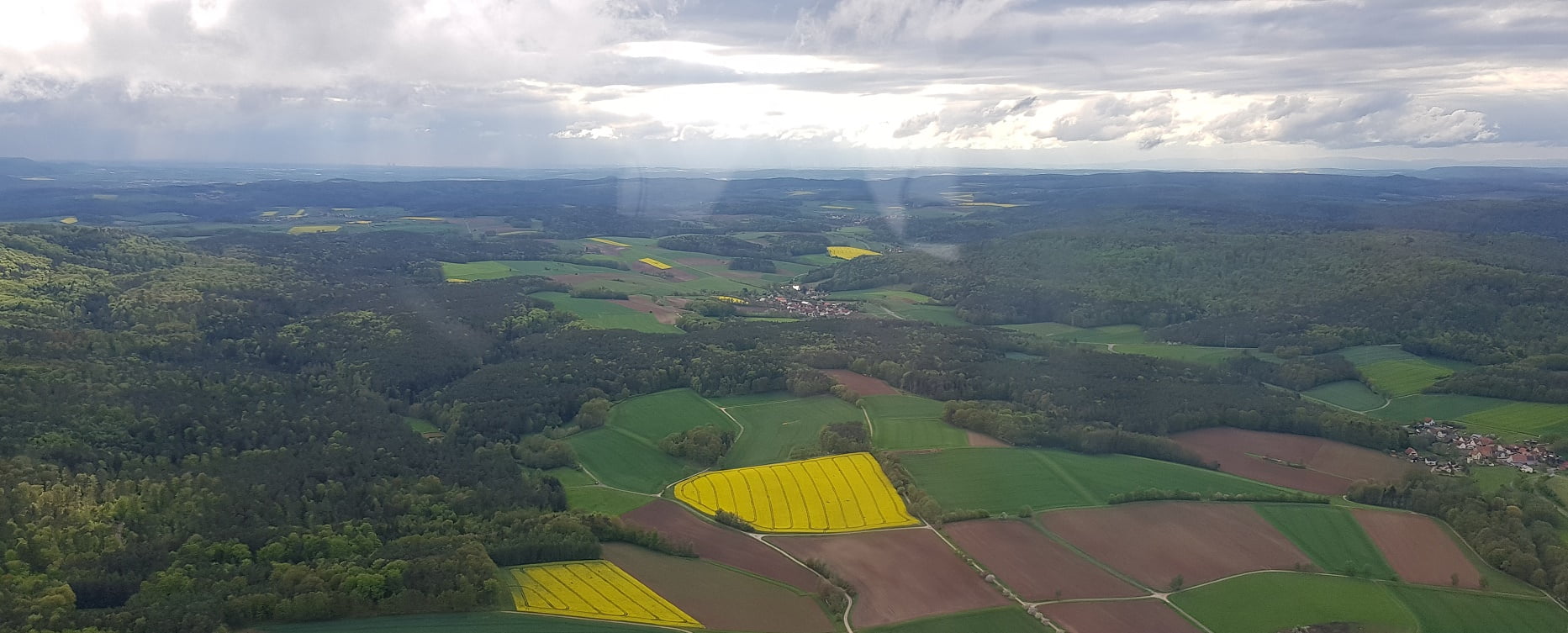 Frühlingslandschaft mit Rapsfeldern