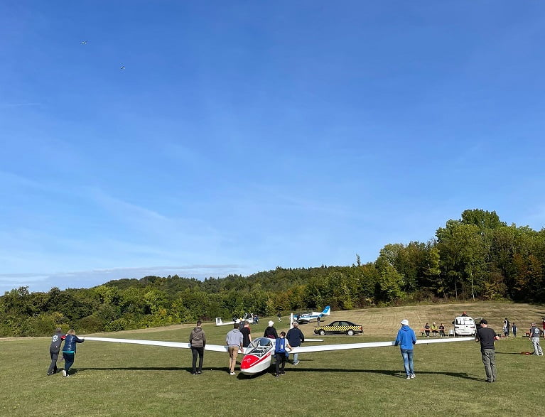 Unsere ASK 13 wird zum Start geschoben