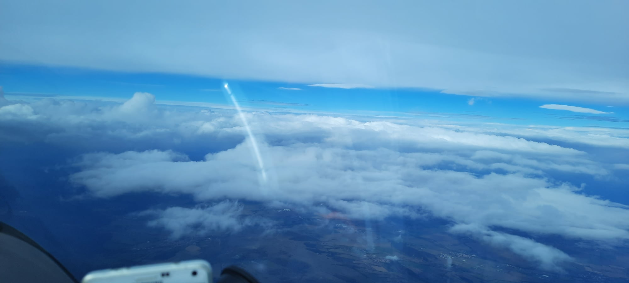 Die obere Wolke fängt bei ca FL 200 an. Ich war deshalb nicht böse, daß ich nur bis 190 steigen durfte.