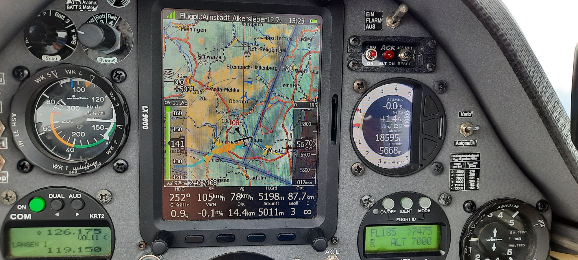 Freigabe durch München Radar bis FL 190, das Steigen mußte danach weggedrückt werden und... Klappen ziehen! Aber nur -11,2 Grad Außentemperatur.
