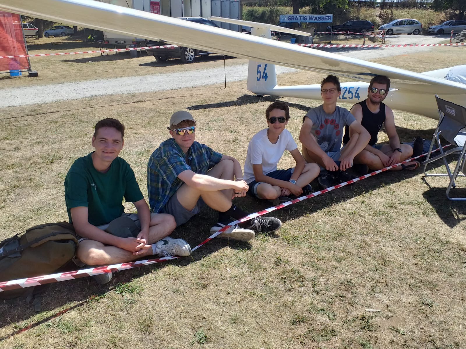 Unsere Flugjugend im Schatten der LS4-Fläche