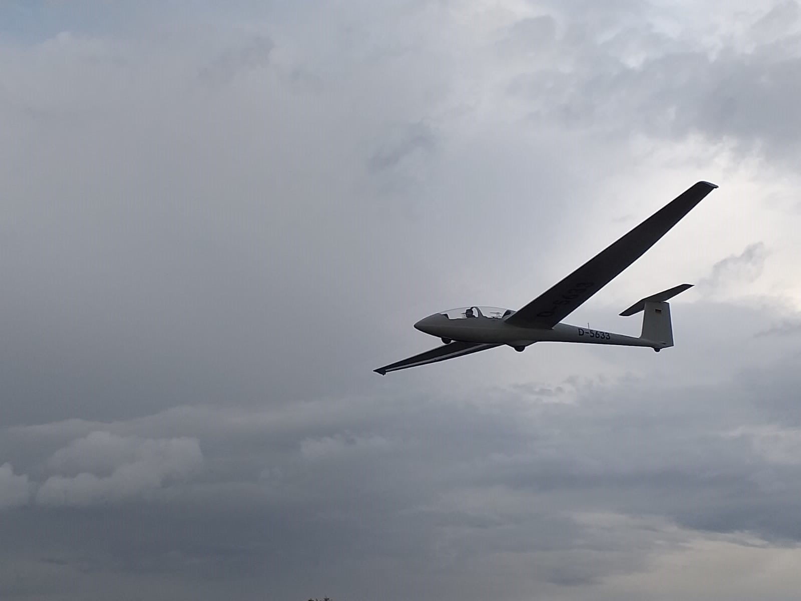 Tiefe Wolken zeichnen das Himmelsbild