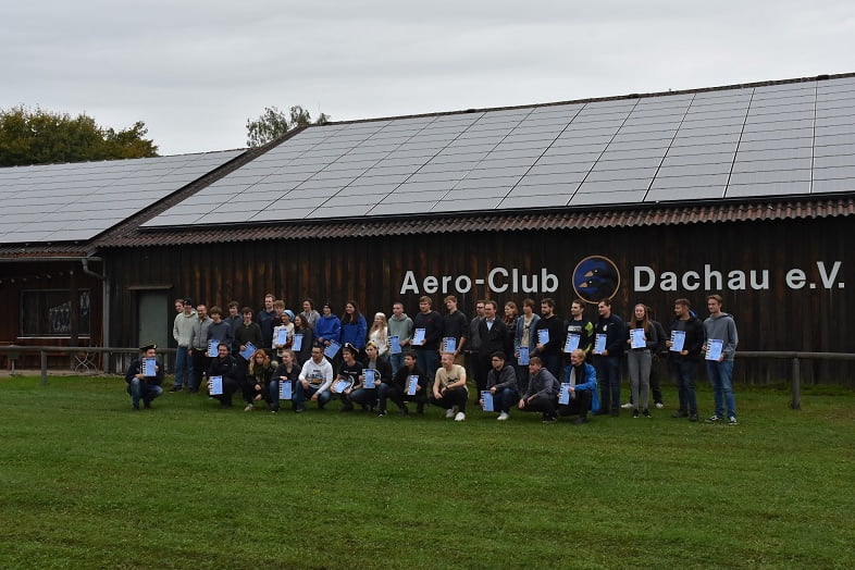 Siegerehrung vor dem Hangar