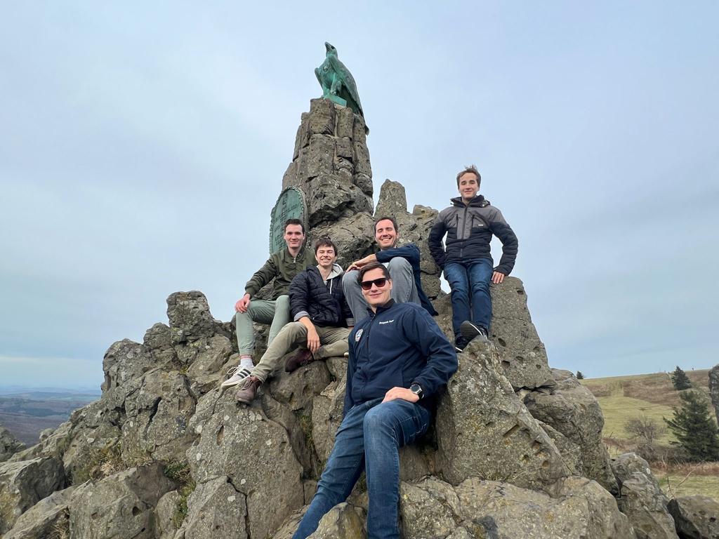 Wir am Fliegerdenkmal auf der Wasserkuppe