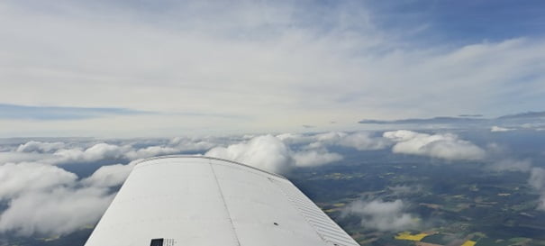 Der Flügel unserer FF über einem tschechischen Landschaftsbild