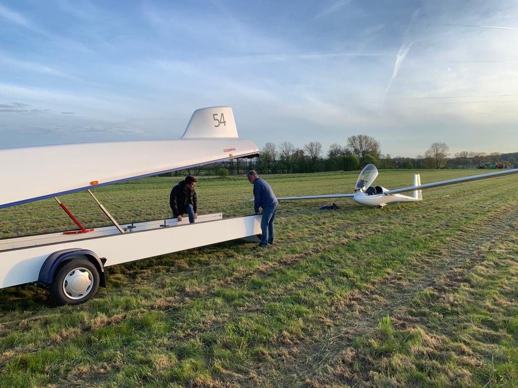 Abholung eines Segelflugzeuges nach dessen Außenlandung auf einem Acker