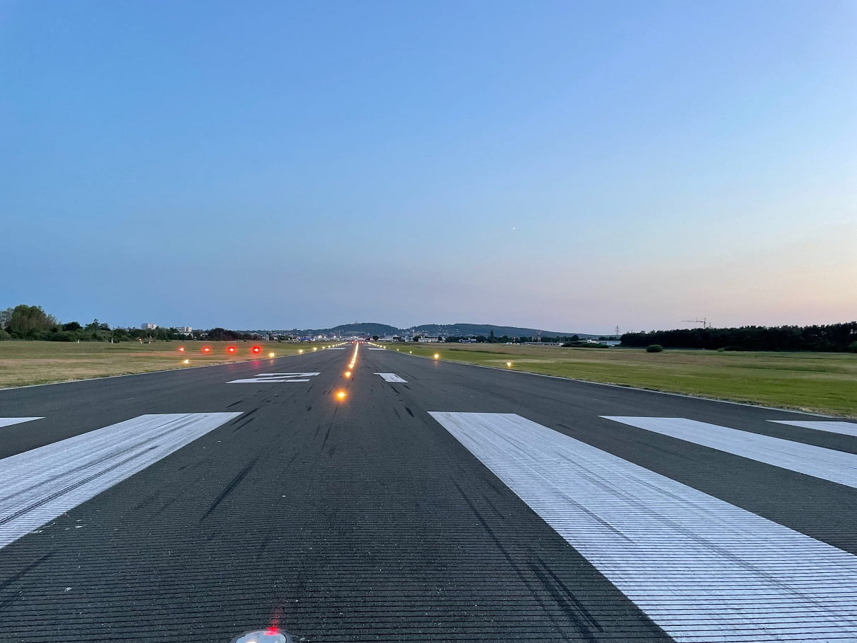 Landebahnbeleuchtung im Sonnenuntergang